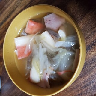 カニカマとこんにゃくと新玉ねぎのスープ